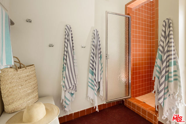 3818 Hollyline Avenue, Sherman Oaks CA: https://media.crmls.org/mediaz/9952a458-75e0-4166-b8e4-c9e329569013.jpg