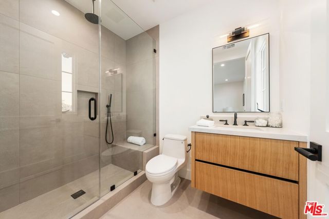 3267 Colby Avenue, Los Angeles CA: https://media.crmls.org/mediaz/99533e32-1d91-45fa-8b5e-a125bc8102ce.jpg