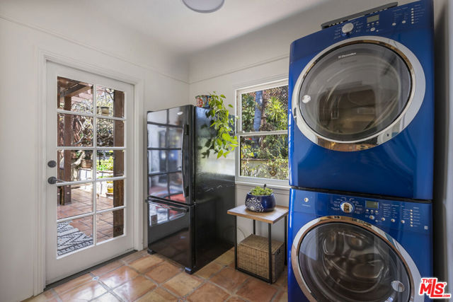 6105 Mount Angelus Drive, Los Angeles CA: https://media.crmls.org/mediaz/99539eb3-b110-435a-a214-01fb82852a45.jpg