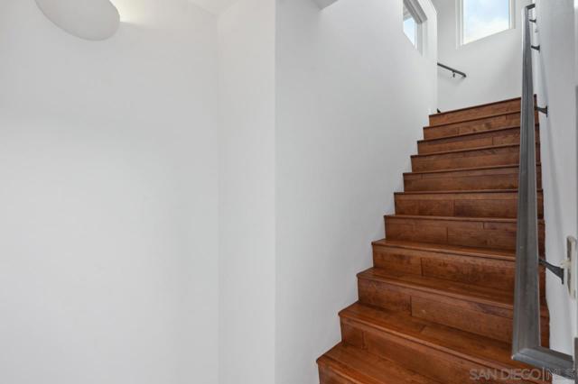 1268 Essex St, San Diego CA: https://media.crmls.org/mediaz/995441dc-7900-4d51-9408-fbcb85ab2fa2.jpg
