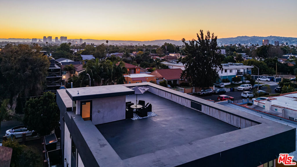 https://media.crmls.org/mediaz/9956067c-7d90-4701-861c-52e55d2d287f.jpg?preset=X-Large