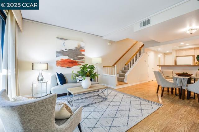 231 Sunspring Ct, Pleasant Hill CA: https://media.crmls.org/mediaz/99575d5f-b737-4c7e-b3bd-ffc83883ff98.jpg