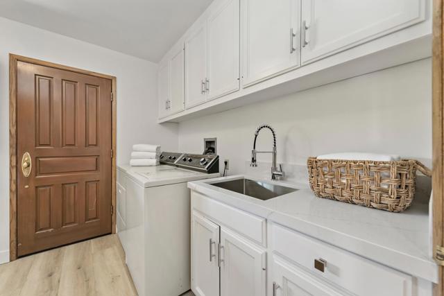 14449 Liddicoat Circle, Los Altos Hills CA: https://media.crmls.org/mediaz/9957969f-54d4-4bd3-98b4-f6da7be28377.jpg