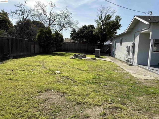 257 Smalley Ave, Hayward CA: https://media.crmls.org/mediaz/995820b4-e10f-4b69-b118-8082bbdf0e23.jpg