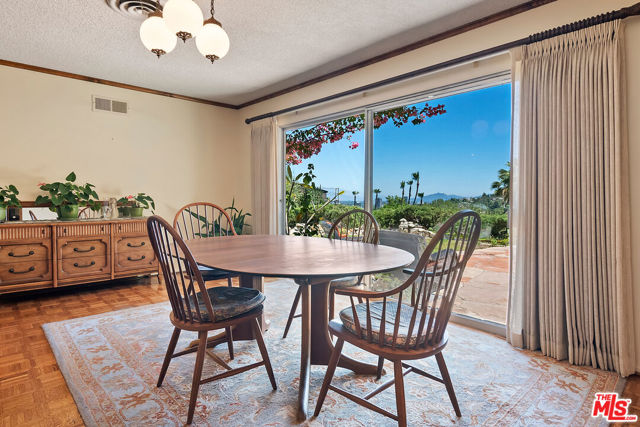 16840 Oak View Drive, Encino CA: https://media.crmls.org/mediaz/99588fa4-f74f-487e-846f-515580badf5a.jpg