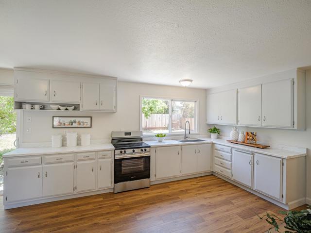 917 Sir Francis Avenue, Capitola CA: https://media.crmls.org/mediaz/99592f4a-5146-4e47-a6f2-61ca68c775e4.jpg