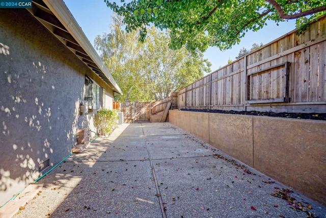 Image 38 of 39 For 822 Rose Dr