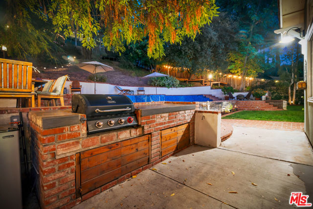 5252 Vanalden Avenue, Tarzana CA: https://media.crmls.org/mediaz/99593cd7-8b0b-41df-88c7-cea1b475192e.jpg