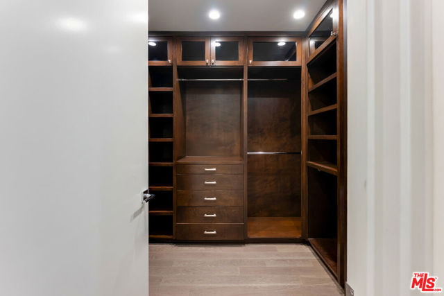 460 N Palm Drive, Beverly Hills CA: https://media.crmls.org/mediaz/9959d0da-ecfa-412e-a8be-4cf32e3054db.jpg