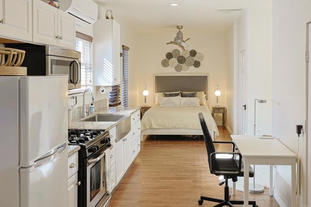 Detail Gallery Image 17 of 21 For 205 .5 C Ave, Coronado,  CA 92118 - 1 Beds | 1 Baths