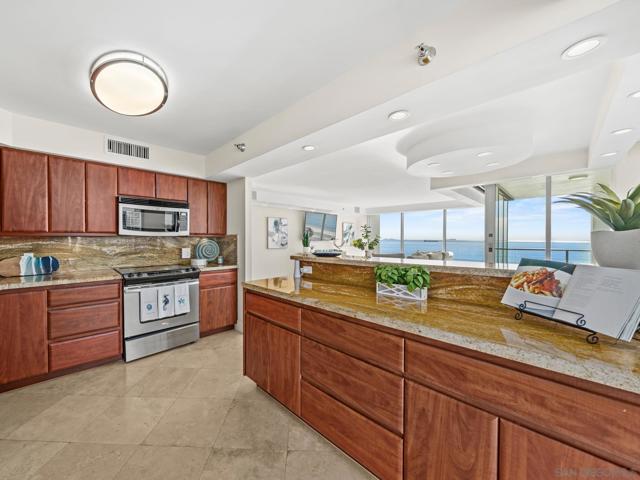 1810 Avenida Del Mundo, Coronado CA: https://media.crmls.org/mediaz/995a7ceb-8530-4b20-ad8c-8351714c3b65.jpg