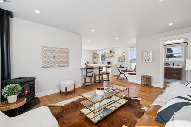 1525 Stanton St, Alameda CA: https://media.crmls.org/mediaz/995cb6bd-e668-43b7-b222-cbbad17ca760.jpg