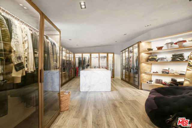 9152 Janice Place, Beverly Hills CA: https://media.crmls.org/mediaz/995e3aa0-4ea4-464b-8632-05e3b5c9e1af.jpg