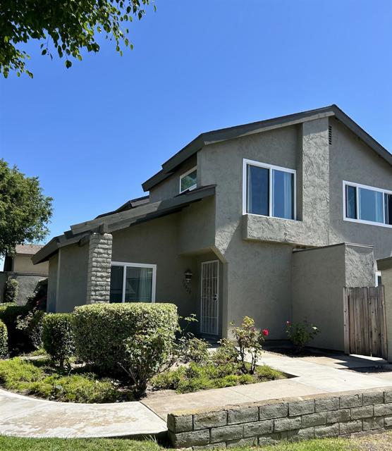 10828 Lamentin Ct, San Diego CA: https://media.crmls.org/mediaz/995f6ec3-8713-41eb-a9cb-05368af422cf.jpg