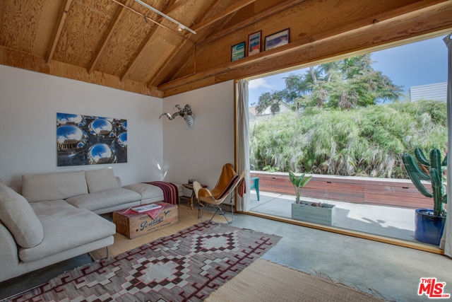 745 Navy Street, Santa Monica CA: https://media.crmls.org/mediaz/995fe31a-5caa-430e-8a6b-07b6fab10705.jpg
