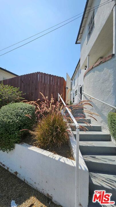2615 W Edgehill, Los Angeles CA: https://media.crmls.org/mediaz/9962d1aa-7ae9-4ca8-8fc6-45cffb83bd4a.jpg