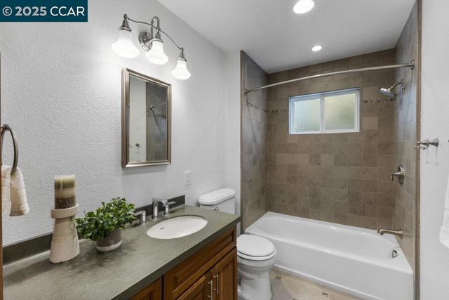 41 Iris Ln, Walnut Creek CA: https://media.crmls.org/mediaz/99630de8-2baa-436b-9a59-07b820493c79.jpg