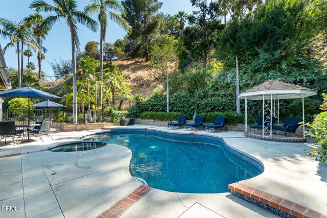 1535 Glenmont Drive, Glendale CA: https://media.crmls.org/mediaz/996367f1-9ae7-420c-9ce1-f49022655874.jpg