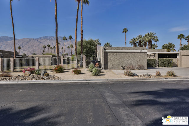 833 N Calle De Flora Vista, Palm Springs CA: https://media.crmls.org/mediaz/9965dcd1-63e6-4667-90ca-2223ab14f223.jpg