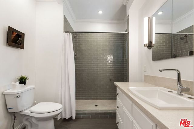 2130 W 27th Street, Los Angeles CA: https://media.crmls.org/mediaz/99666ce0-a12c-4fa7-ba77-ae5ab861861b.jpg