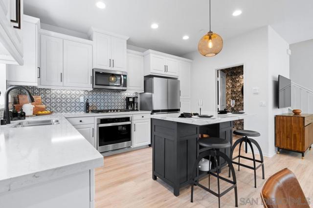 2445 Verano Way, Vista CA: https://media.crmls.org/mediaz/996739ed-d18e-4511-8b28-790478a81b63.jpg