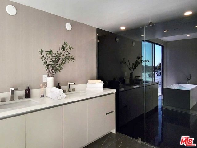 1017 Croft Avenue, Los Angeles, California 90069, 2 Bedrooms Bedrooms, ,2 BathroomsBathrooms,Condominium,For Sale,Croft,24397089