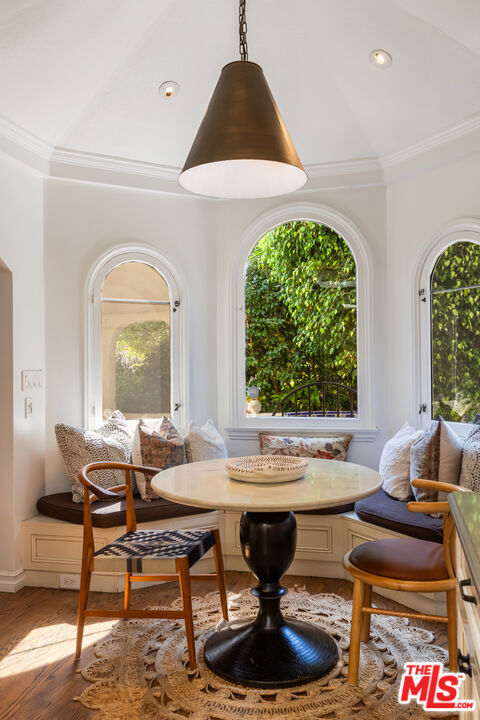 724 N Spaulding Avenue, Los Angeles CA: https://media.crmls.org/mediaz/9968a747-5552-4999-94c6-47c60607c9a1.jpg