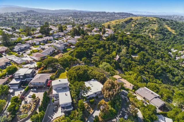 3225 Upper Lock Avenue, Belmont CA: https://media.crmls.org/mediaz/99692b8d-f2f8-4e77-8a83-b5bba228bf0e.jpg