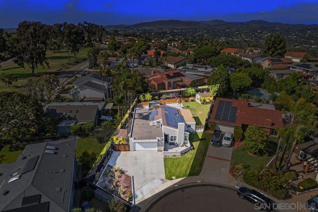 2112 Park Dale Ln, Encinitas CA: https://media.crmls.org/mediaz/996a2ae5-447a-4b81-a355-8749e6d0b808.jpg