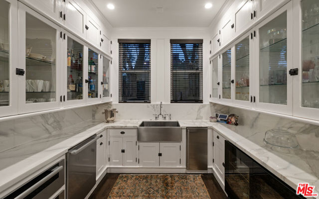 601 S Windsor Boulevard, Los Angeles CA: https://media.crmls.org/mediaz/996b54ce-aab2-4ae7-afdc-4f2782b39b6d.jpg