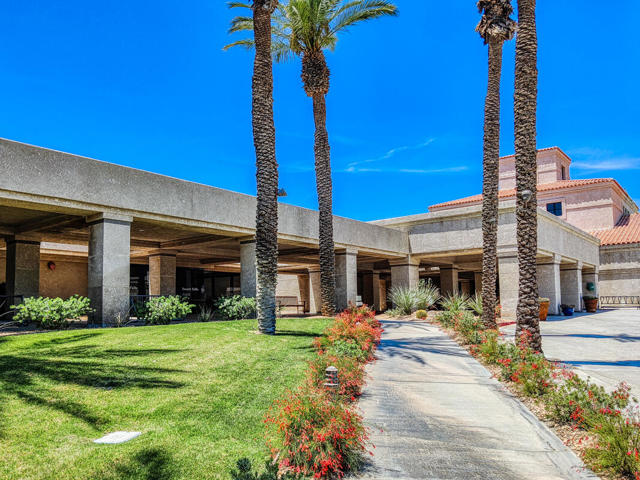 153 Desert Falls E Drive, Palm Desert CA: https://media.crmls.org/mediaz/996c189c-0552-4cc1-8ec6-c0e173c2ed84.jpg