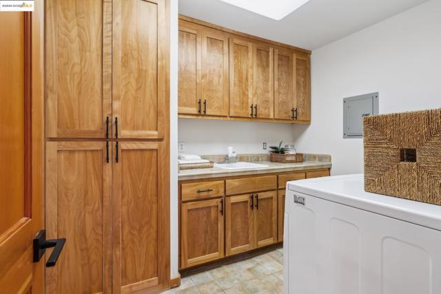 911 Aquarius Way, Oakland CA: https://media.crmls.org/mediaz/996c1cc8-33b4-44fd-8544-22f1700f8236.jpg