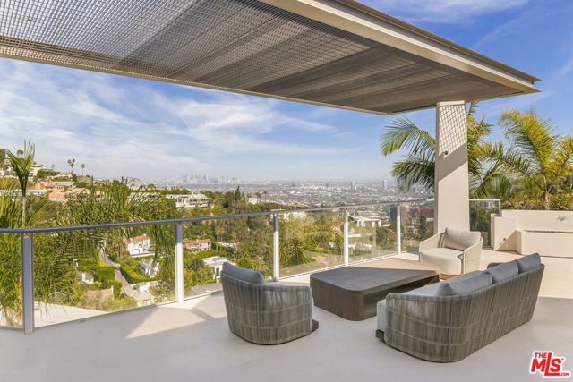 9405 Sierra Mar Place, Los Angeles CA: https://media.crmls.org/mediaz/996c3b02-d6e0-41ce-971b-41ebb7d920f5.jpg