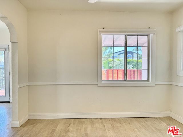 2927 S West View Street, Los Angeles CA: https://media.crmls.org/mediaz/996cb3b2-fe18-446e-beac-a35cb8594ec8.jpg