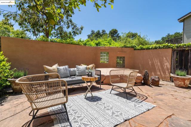 911 Aquarius Way, Oakland CA: https://media.crmls.org/mediaz/996ce55d-087e-4625-a0c3-8e3cbb499cac.jpg