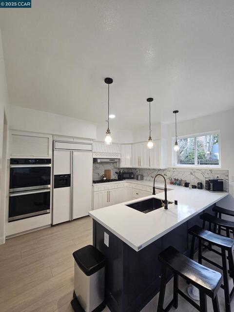 2785 Butters Dr, Oakland CA: https://media.crmls.org/mediaz/996d1b70-2a14-4423-a68c-036c46ebee12.jpg