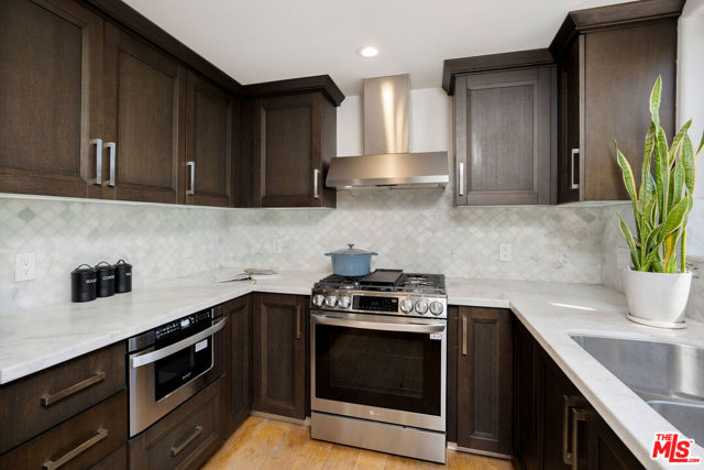 10523 Ashton Avenue, Los Angeles CA: https://media.crmls.org/mediaz/996d2e91-abd7-466e-a537-b434d9677fe3.jpg
