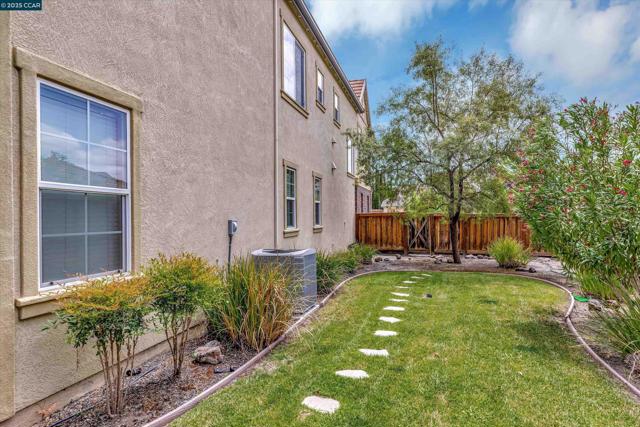 1489 Menton St, Danville CA: https://media.crmls.org/mediaz/996ef01c-9f72-4477-8dc8-b1d40ee97a7c.jpg