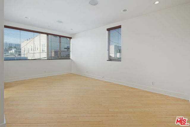 43 Ozone Avenue, B photo 17