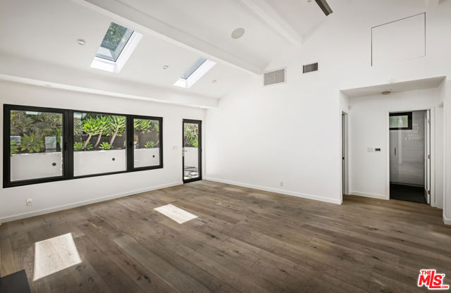 2425 Rinconia Drive, Los Angeles CA: https://media.crmls.org/mediaz/996fafd3-d116-42e3-a440-ac8229a79793.jpg