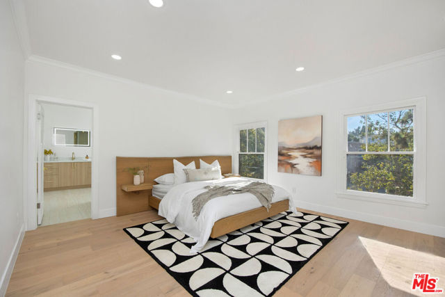 832 S Plymouth Boulevard, Los Angeles CA: https://media.crmls.org/mediaz/9970a2d4-355d-4d60-b2d9-3b990503f630.jpg
