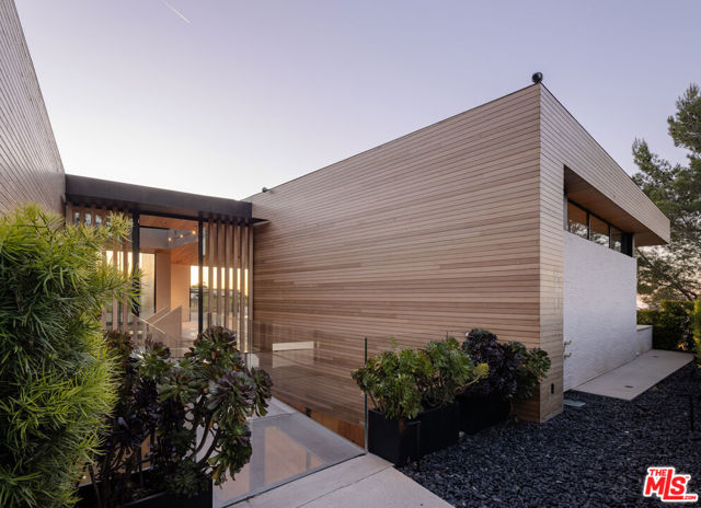 1520 Carla, Beverly Hills CA: https://media.crmls.org/mediaz/997172c9-877b-473d-8b5d-977dc7d7f218.jpg