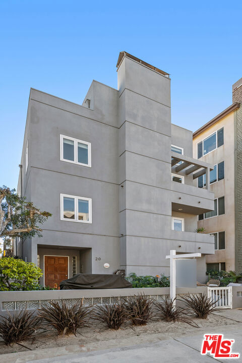 20 Quarterdeck Street, Marina del Rey CA: https://media.crmls.org/mediaz/997200c3-18dc-4ffe-993e-f200d0ff5729.jpg