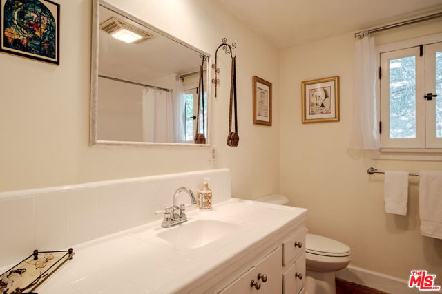 21316 Encina Road, Topanga CA: https://media.crmls.org/mediaz/99721cff-4ef6-4d99-8d4c-b5a32a8c5990.jpg