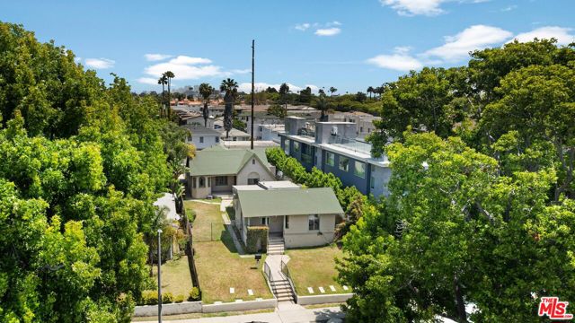 1925 19th Street, Santa Monica CA: https://media.crmls.org/mediaz/99723005-c326-4506-8706-519e89d6a8ba.jpg