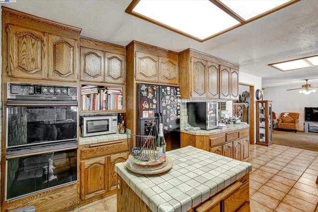664 Berry Ave, Hayward CA: https://media.crmls.org/mediaz/997254c1-d7bf-4fe6-a54d-89f756702edb.jpg