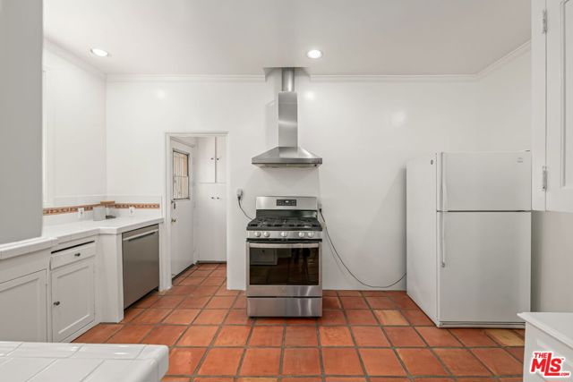 10815 Rochester Avenue, Los Angeles CA: https://media.crmls.org/mediaz/99739934-6c42-4586-8df2-2749f4b2ee86.jpg