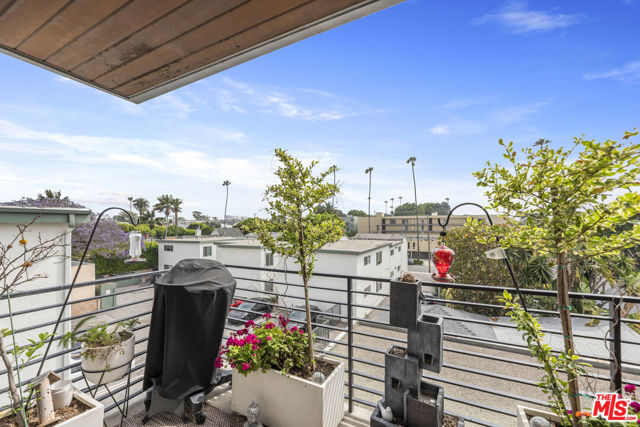 520 Strand Street, Santa Monica CA: https://media.crmls.org/mediaz/9973d0c3-89da-45ea-83b7-219de9325823.jpg
