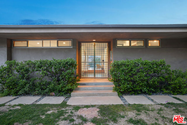 475 Stunt Road, Calabasas CA: https://media.crmls.org/mediaz/99747815-25dd-477b-a1fe-a7bbdd73aa1f.jpg
