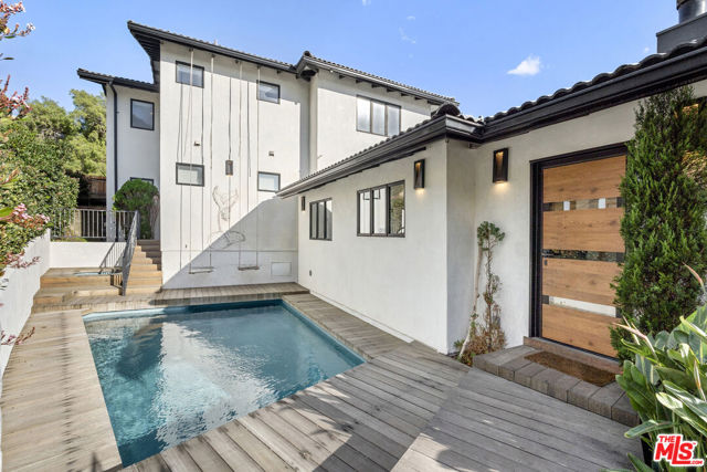 21715 Rambla Vista, Malibu CA: https://media.crmls.org/mediaz/99750d19-15b4-4a23-9589-bdd02df03d89.jpg